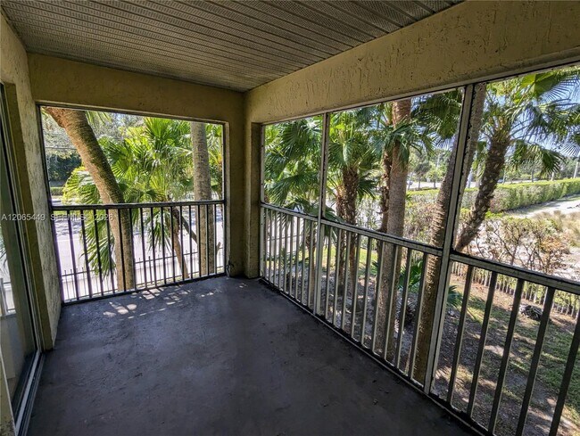 Building Photo - 15201 Glenmoor Dr