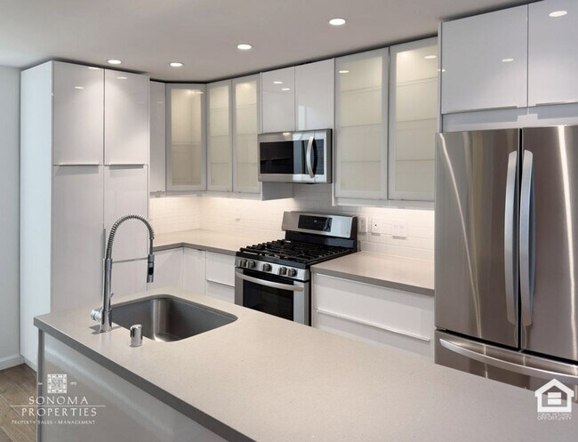 Building Photo - Modern 1BD/2BA Loft Just Minutes from Down...