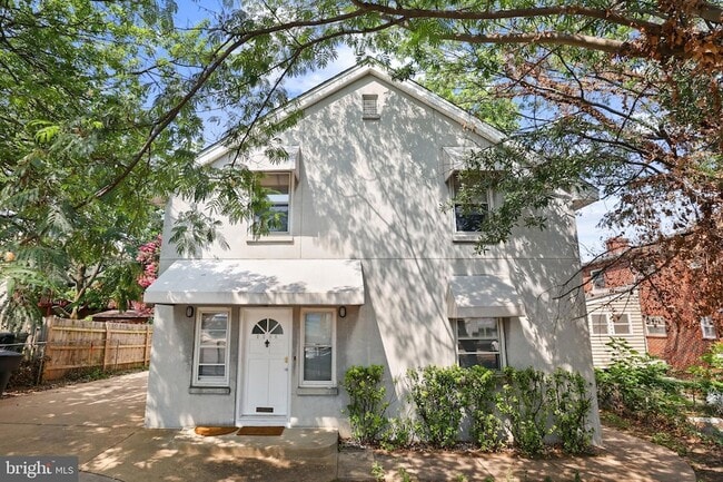 Building Photo - 2206 S Fern St