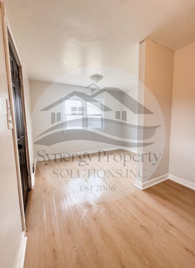Building Photo - First Floor Living - $295 DEPOSIT