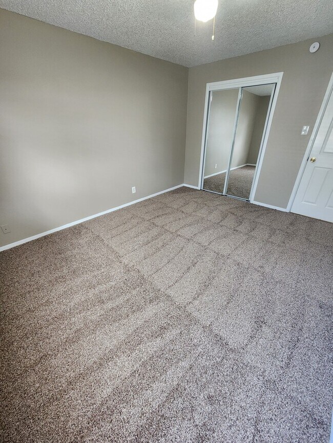 Building Photo - 3 bed 2 bath, 2 story townhome, 2 car garage