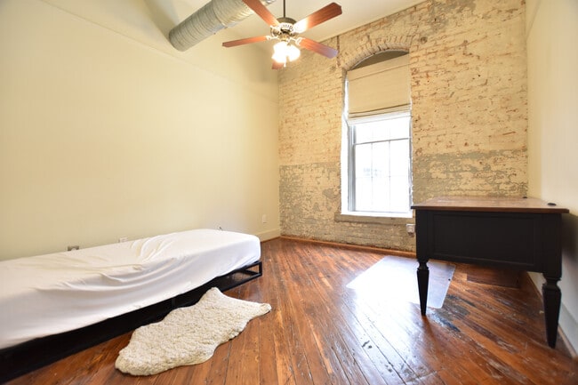 Building Photo - Stunning  2 Bedroom Loft @ Piedmont Leaf Lofts in Innovation Quarter!