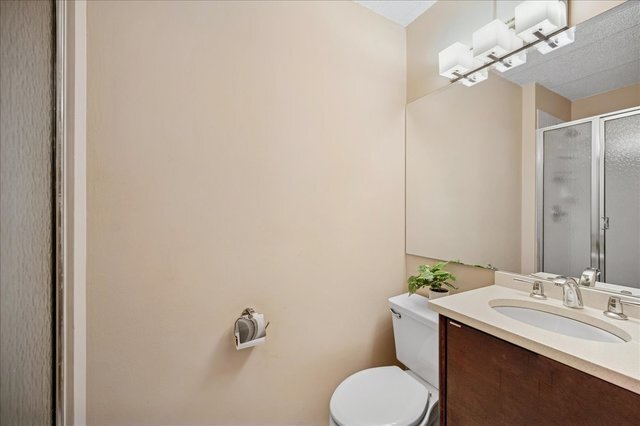 Building Photo - 630 Vernon Ave