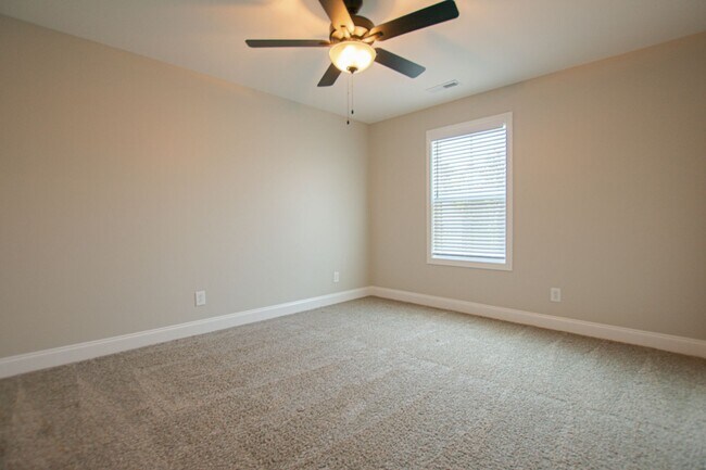 Building Photo - Pet Friendly Four Bedroom with Bonus!