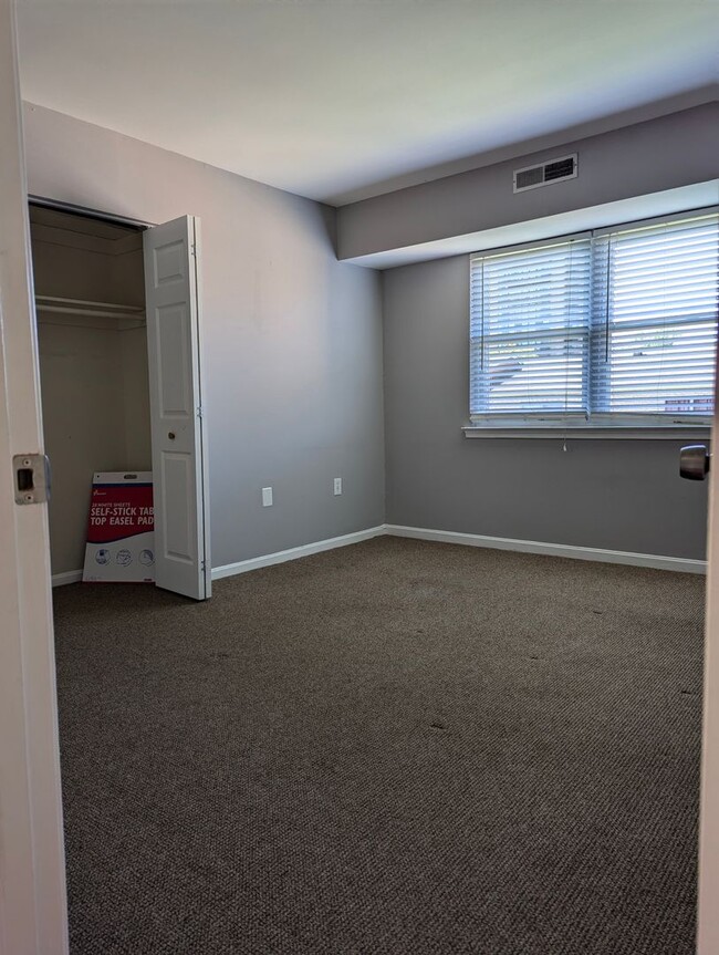 Building Photo - Gorgeous 2 Bed 1 Bath Condo with Private Balcony, UTILITIES INCLUDED, In Mayflower Square