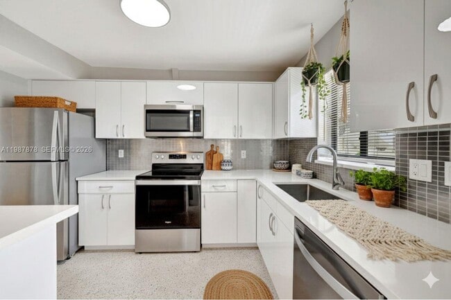 Building Photo - 2190 NE 51st Ct