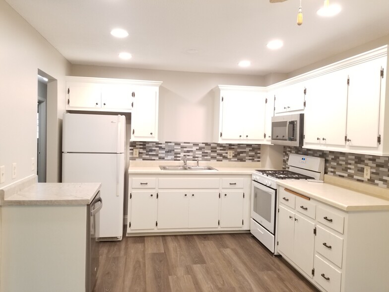 Building Photo - 220 Leighton Dr