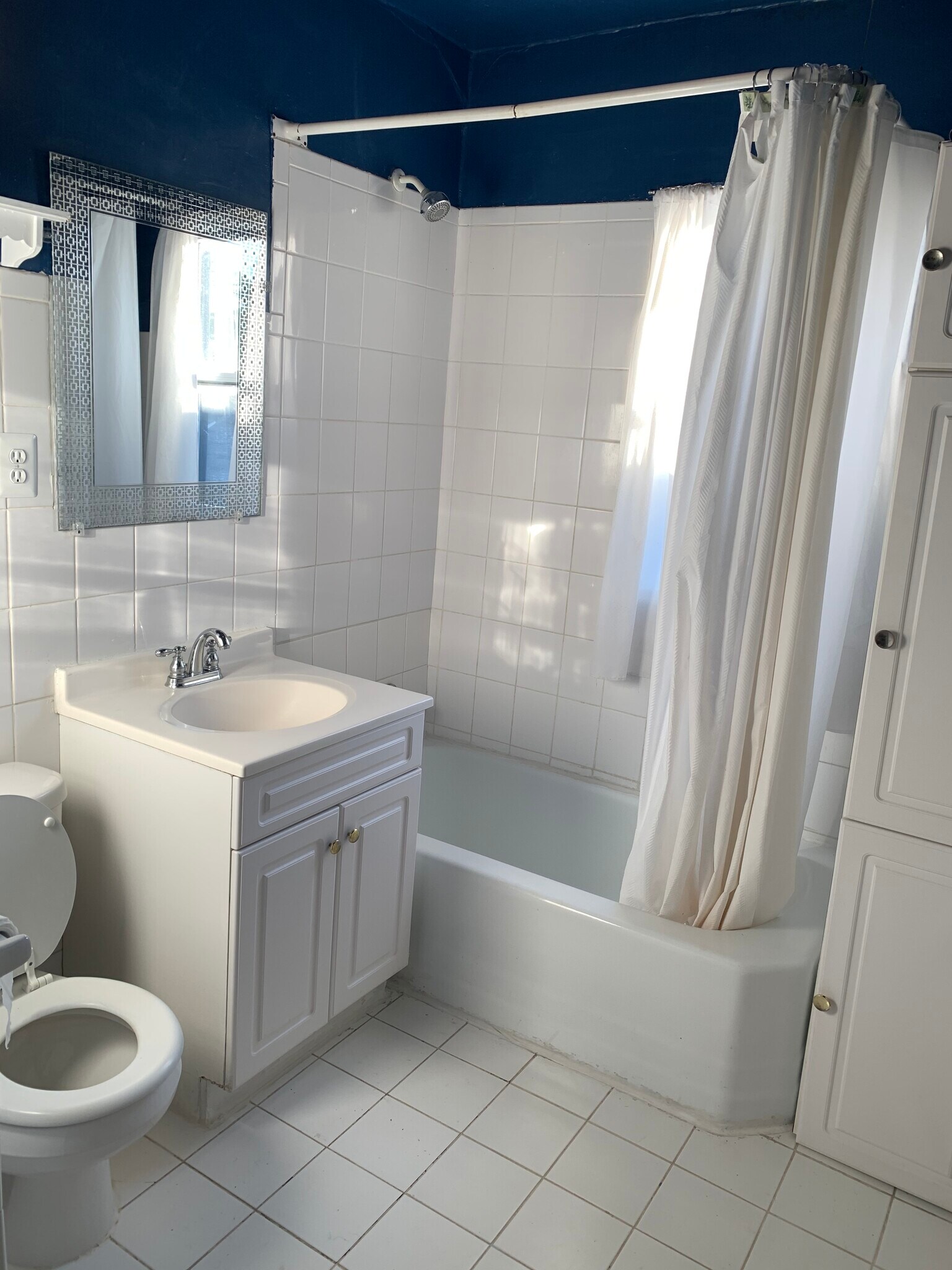 Full Bathroom - 4704 W Waveland Ave
