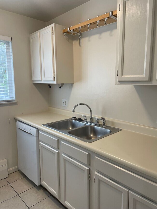 Building Photo - 2 BR IN HYDE PARK WITH OFF STREET PARKING