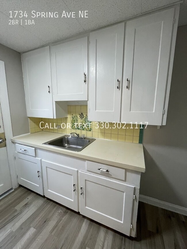 Building Photo - Two bedroom one bathroom townhouse for rent