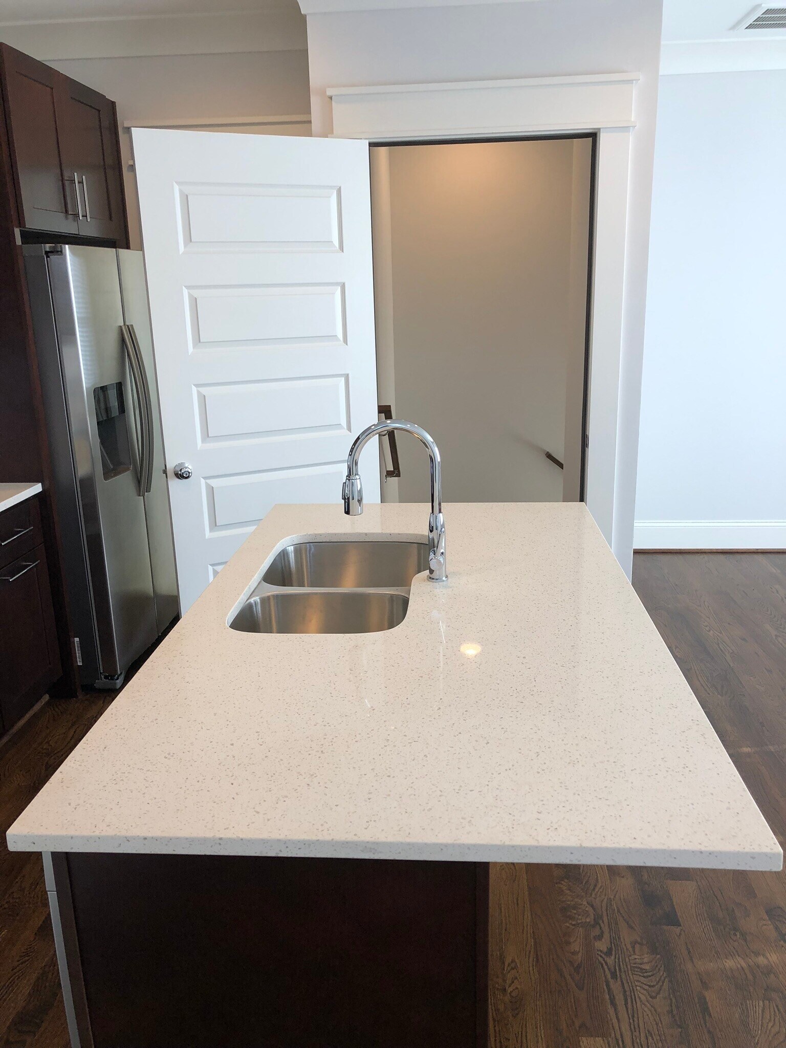 Building Photo - 2121 Roslyn Ave