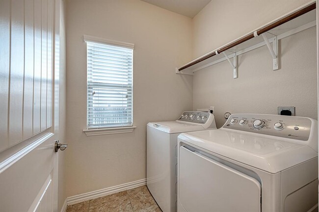 Building Photo - 10500 Crescendo Ln