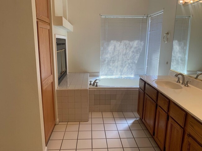 Building Photo - 837 N Oak Ct