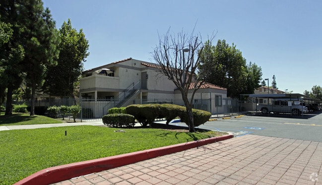Primary Photo - Las Brisas Apartments