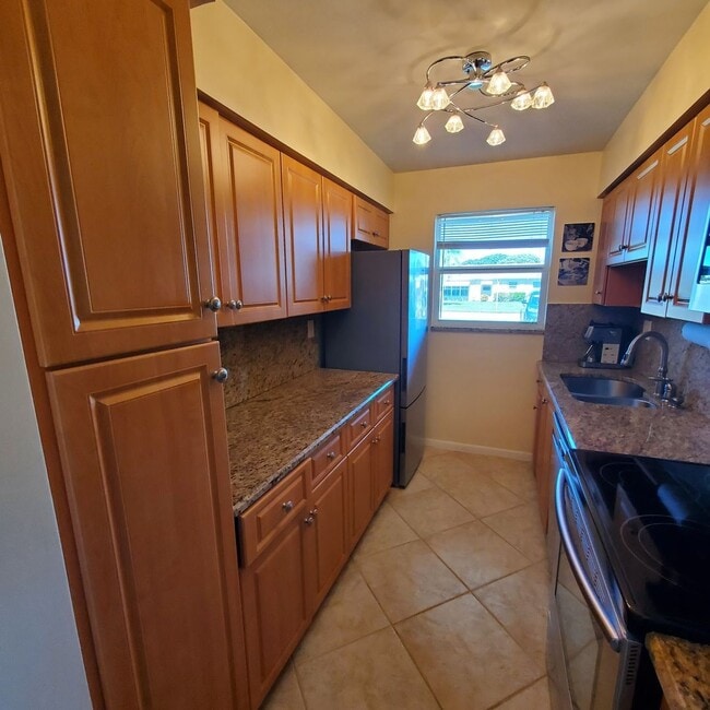 Building Photo - 202 W High Point Terrace