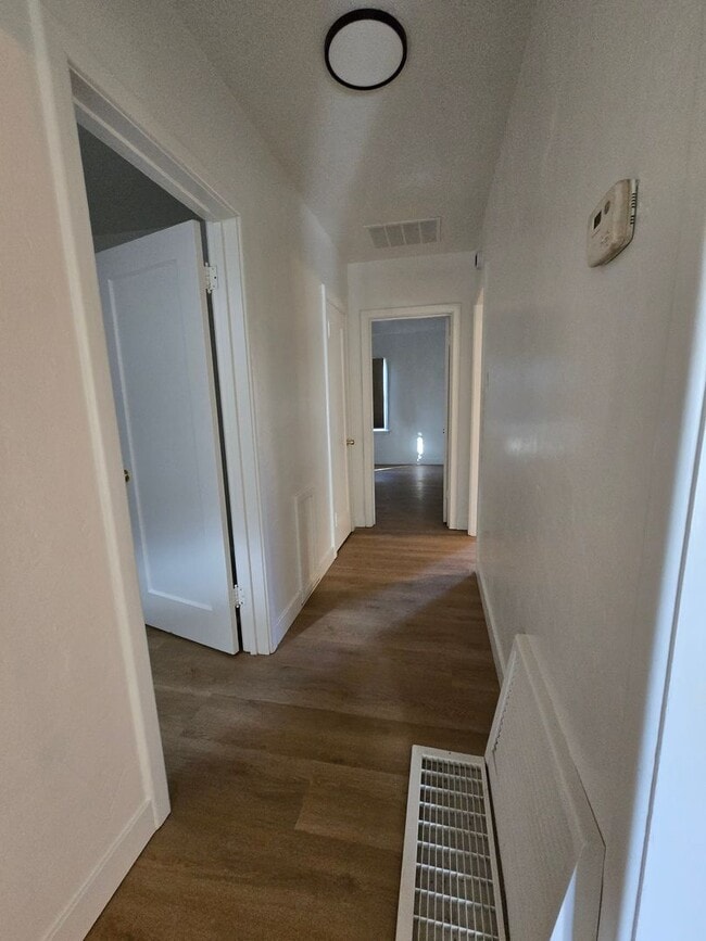 Building Photo - 2 Br 1 Ba ready now