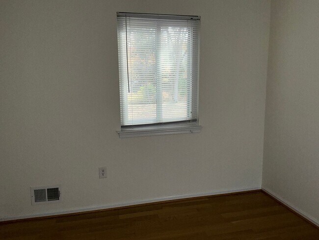 Building Photo - Very well maintained 4BR 2.5BA Colonial mo...