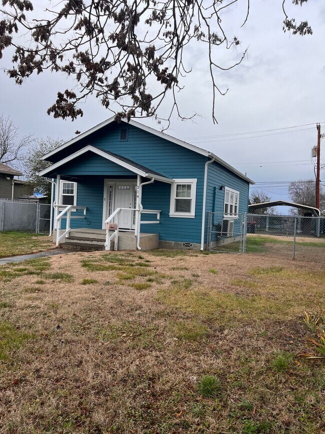 Building Photo - Single Family 2 Bedroom 1 Bath Home on Large Fenced Lot