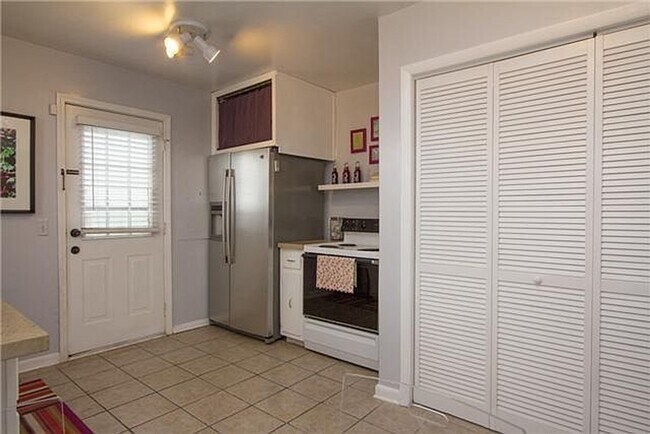 Building Photo - Adorable 2 Bedroom 1 Bath Home in Sylvan Heights!