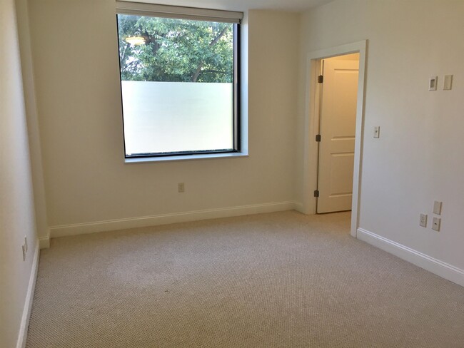 Building Photo - 875 Elm St