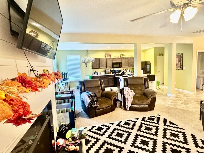 Building Photo - 13238 N Lndg Cir W