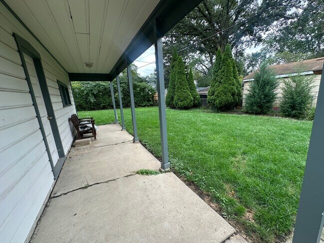 Building Photo - 1015 N Fernandez Ave