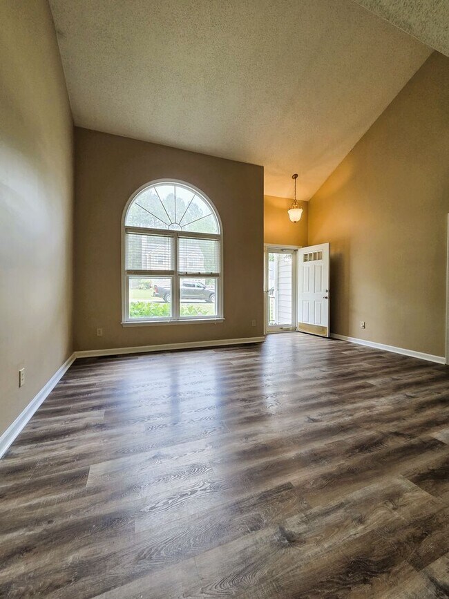 Building Photo - Well maintained 2 story home in Providence Creek Subdivision
