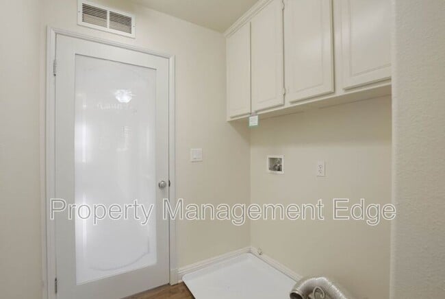 Building Photo - Birch Ct 38265