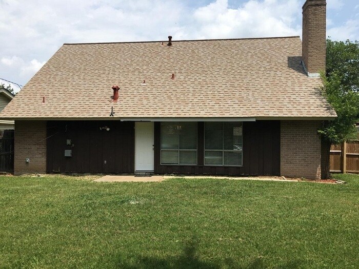 Building Photo - 1514 Regina Ct S