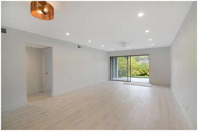 Building Photo - GORGEOUS VIEW CONDO ON THE GOLF COURSE!!!