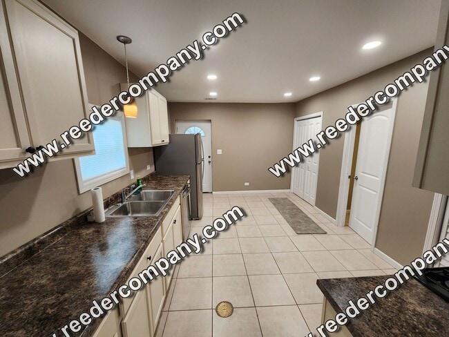 Building Photo - Spacious 2 bedroom 1 bath house near train station for easy commute.