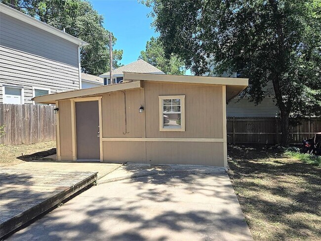 Building Photo - 16701 Meadowcroft St