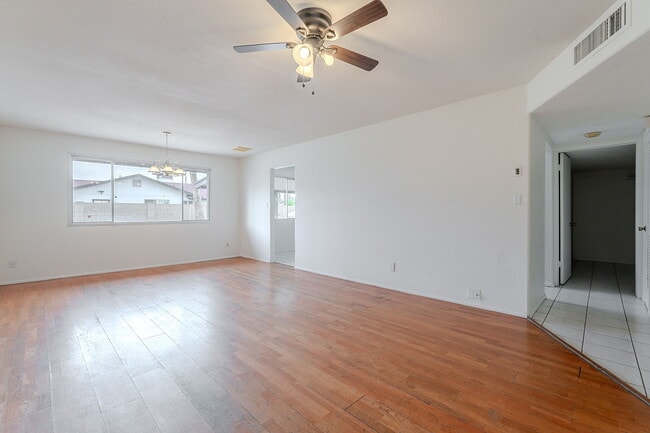 Building Photo - 2543 E Huntington Dr