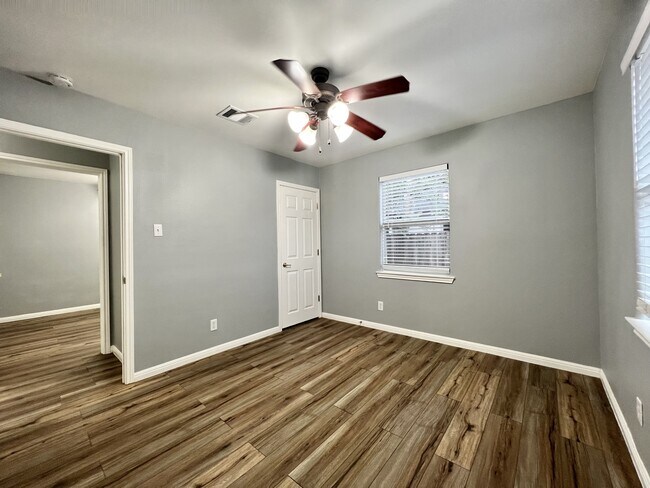 Building Photo - 408 Radam Ln