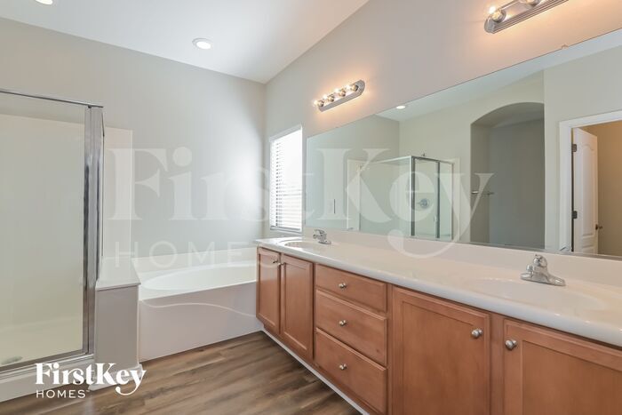 Building Photo - 10588 E Oakbrook St