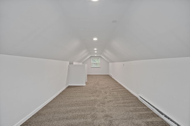 Building Photo - COLLEGE HILL-BEAUTIFULLY MAINTAINED 3 BEDR...