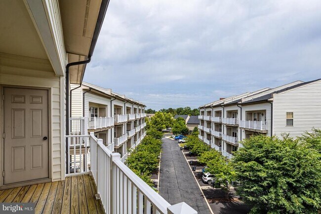 Building Photo - 7931 Crescent Park Dr