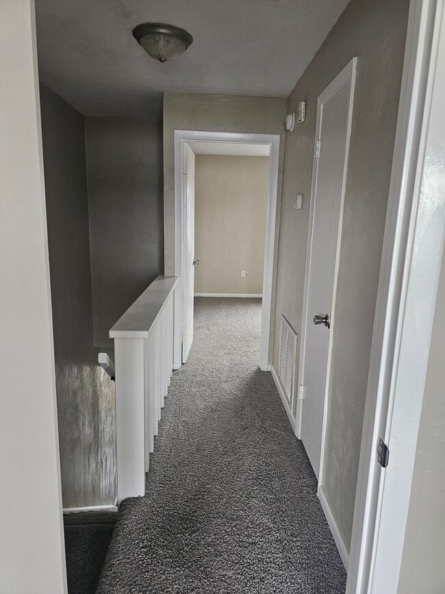 Building Photo - 2 bed 2.5 bath Lake Front Townhouse