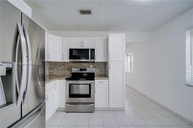 Building Photo - 3437 SW 25th St