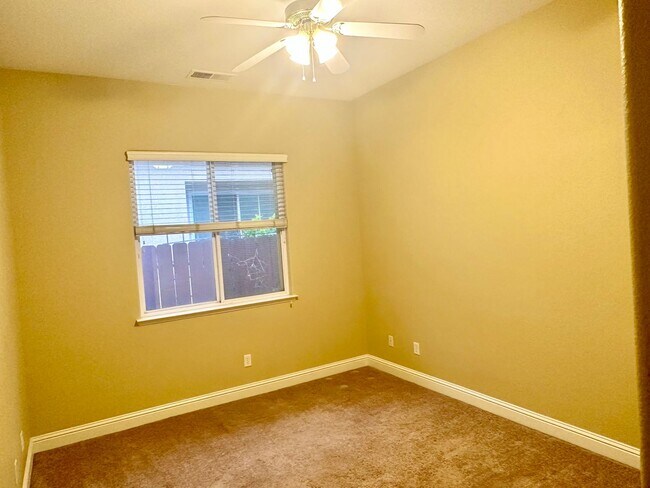 Building Photo - Stunning5 Bedroom North Fresno Granville