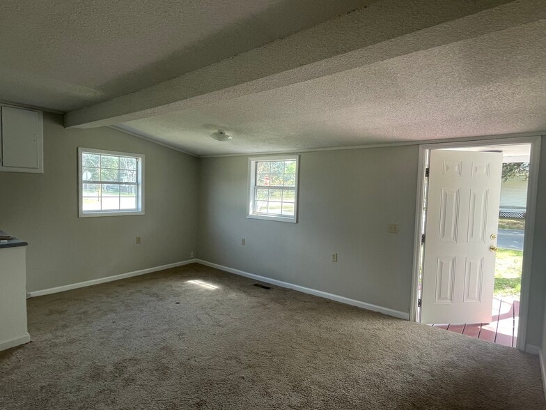 Building Photo - 102 W Cedar St