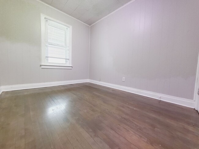 Building Photo - Renovated 2 Bedroom 1 Bathroom In East Chi...
