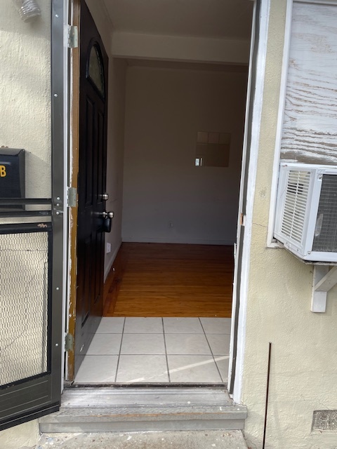 Frant entrance to the spacious living room - 3123 Alma St