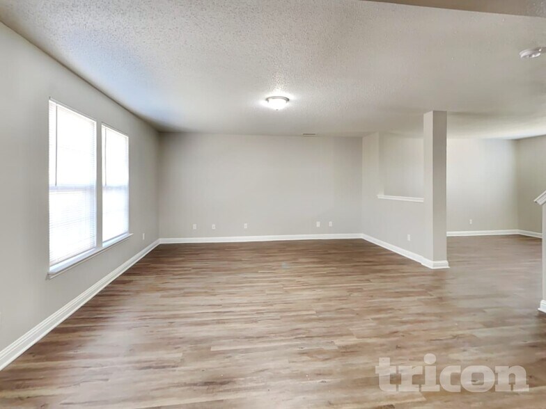 Building Photo - 1840 Blackmore Dr