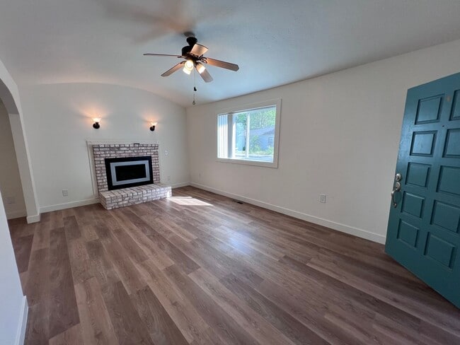 Building Photo - Beautiful Land Park home with fresh paint and new flooring throughout.