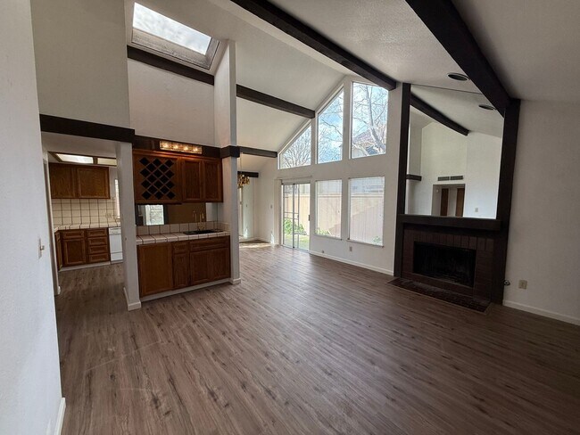 Building Photo - Executive 2-bedroom condo in gated community!