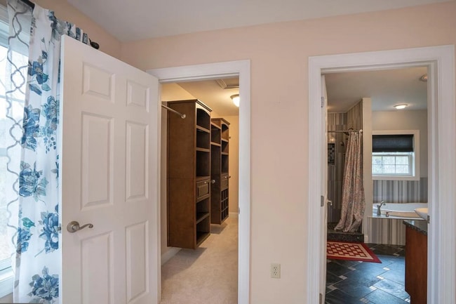 Building Photo - 4 Bedroom House For Rent