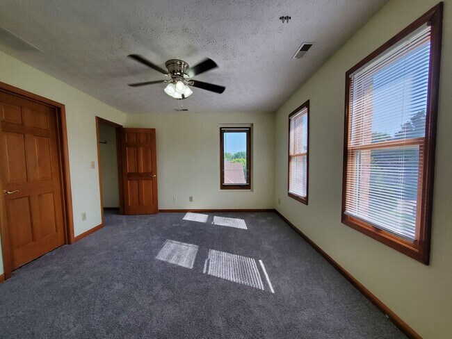 Building Photo - 324 Redwood Blvd