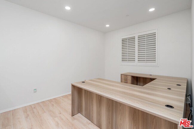 Building Photo - 17053 Cantlay St