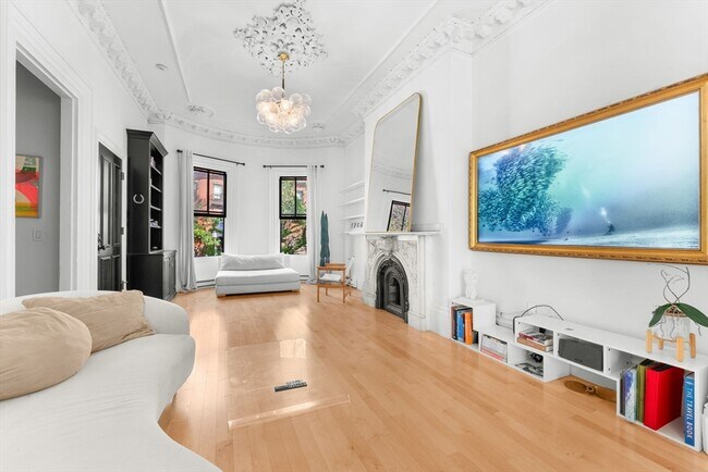 Building Photo - 18 Concord Square